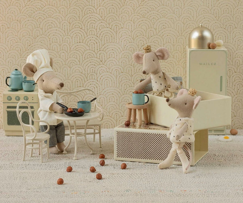 Chef mouse with soup pot and spoon