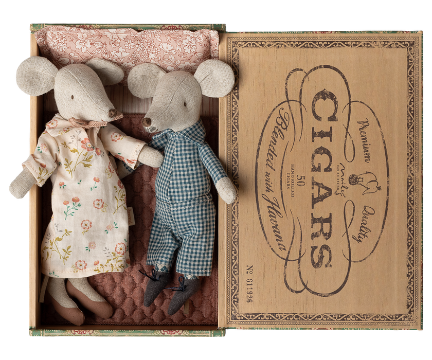 Grandma and grandpa mice in cigarbox