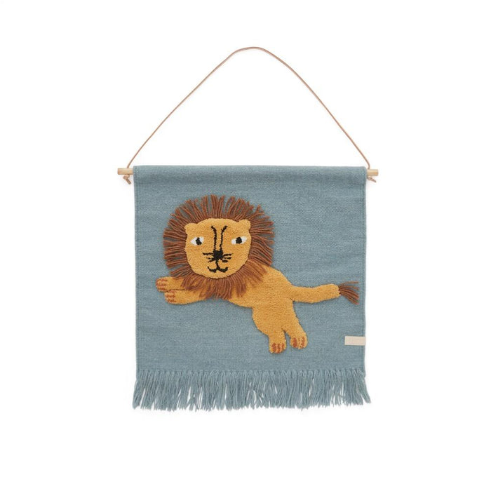 Wallhanger-Jumping Lion